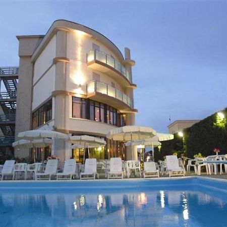 Hotel Capitol San Mauro Mare Екстер'єр фото