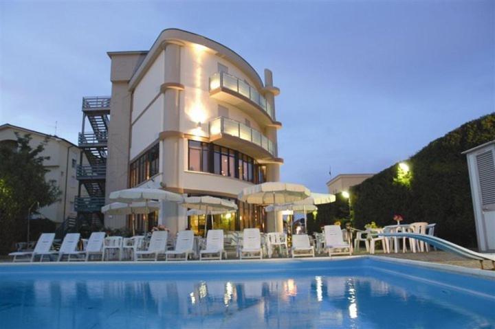 Hotel Capitol San Mauro Mare Екстер'єр фото