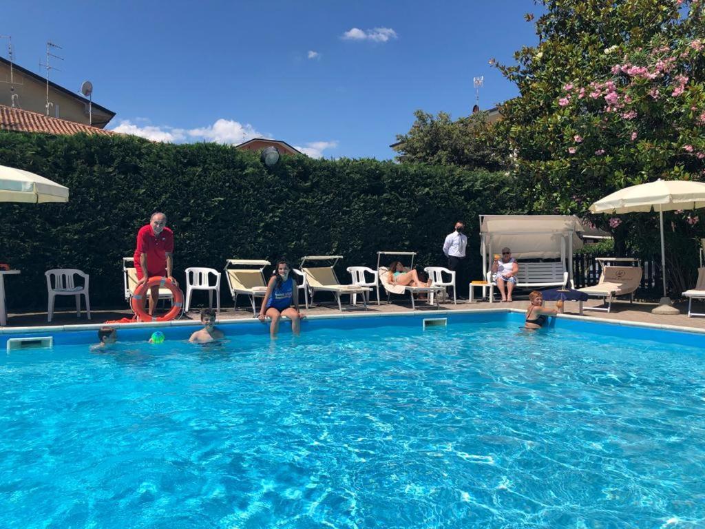 Hotel Capitol San Mauro Mare Екстер'єр фото
